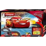 Carros 3 da Disney Pixar de corrida em circuito