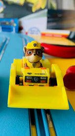 Primeiro carro de corrida Paw Patrol Rubble
