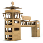 Edifício da torre de controle com passarela de madeira para circuito de slots
