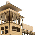 Edifício da torre de controle com passarela de madeira para circuito de slots