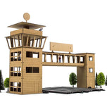 Edifício da torre de controle com passarela de madeira para circuito de slots