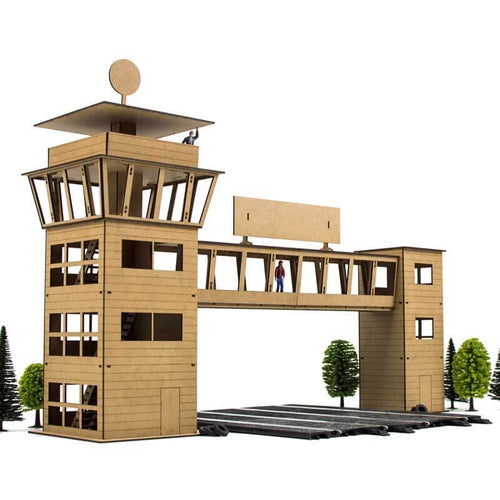 Edifício da torre de controle com passarela de madeira para circuito de slots